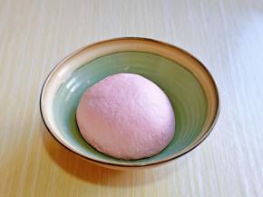 再揉成光滑的面团，盖上盖子进行发酵。