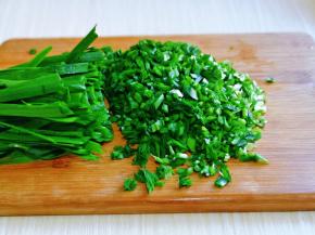 韭菜洗干净，淋干水分，再切碎。