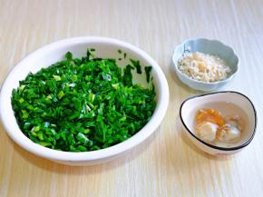 切好的韭菜装入大口碗中，淋上2克食用油，锁住韭菜的水分，干贝洗干净再冷水泡发，虾皮冷水洗干净。