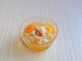 洗干净的虾皮加入鸡蛋碗中，用筷子抽打均匀。