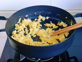 起油锅，倒入虾皮蛋液，快速用筷子搅拌，蛋液凝固后即可关火，盛出晾凉。