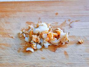 泡发的干贝切小块。