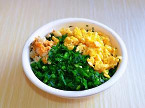 干贝肉，鸡蛋，加入韭菜器具中。