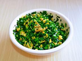 按个人口味加入盐，十三香，生抽，搅拌均匀即可。