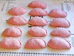 再捏出花边，也可以根据个人喜好做形状，依次做完。