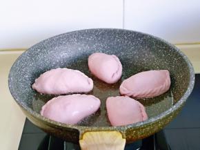 平底锅中，加入食用油，再摆放上韭菜盒子，记得间隔距离，因为发面的，经过加热后它会变大蓬松。