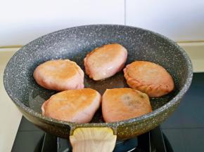 小火煎至两面金黄即可，依次做完。