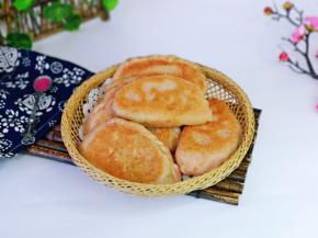 做好的韭菜盒子，粉粉嫩嫩的。