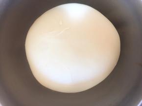 发酵好的酵头先与主面团材料除黄油外混合揉成团，出厚膜后加入黄油揉至扩展阶段，密封醒发至1.5～2倍大。