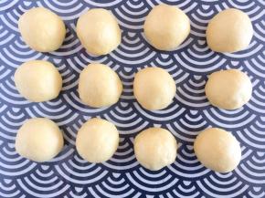 排气、分割成等量大小，滚圆