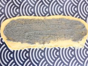 做了一个夹馅的老面包，在擀成长薄片的时候摸上一层黑芝麻奶酥