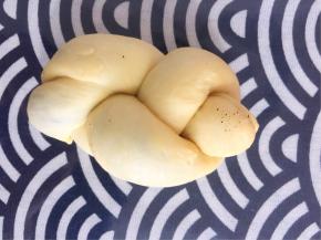 同样卷起扭成麻花造型