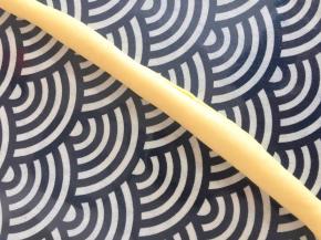 一端卷起，再均匀的搓长一些