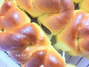 出炉后刷一层薄薄的黄油，开吃吧