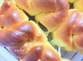 出炉后刷一层薄薄的黄油，开吃吧