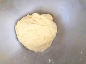 酵头材料混合至无干粉