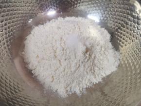 面粉中加入盐。