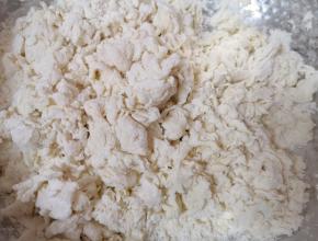 加入水用手打成絮状。