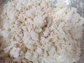 加入水用手打成絮状。