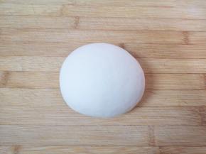 倒在案板上，揉成光滑的面团，盖上保鲜膜饧半个小时。