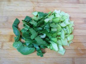 青菜洗干净切碎。