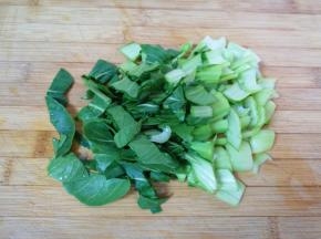 青菜洗干净切碎。