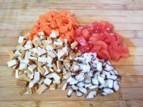 西红柿、胡萝卜、豆腐干和香菇分别洗干净切碎备用。
