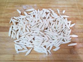 剪完面团外面一层，把面团揉光接着剪，直到剪完为止，看看这是剪好的面条。