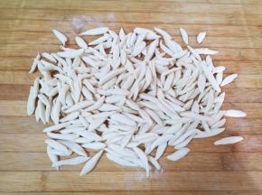 剪完面团外面一层，把面团揉光接着剪，直到剪完为止，看看这是剪好的面条。
