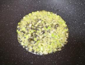 炒锅内倒适量的食用油烧热，下入葱花炒香。