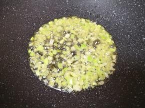 炒锅内倒适量的食用油烧热，下入葱花炒香。
