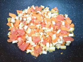 下入除青菜以外的蔬菜翻炒均匀。