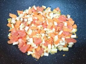 下入除青菜以外的蔬菜翻炒均匀。