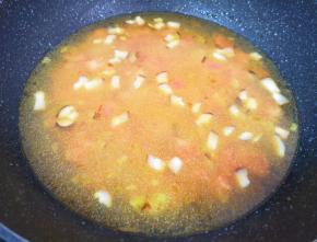 加入水烧开，放盐调味。