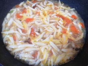 水开以后下入剪刀面，中火煮3-5分钟，放蘑菇精增鲜。