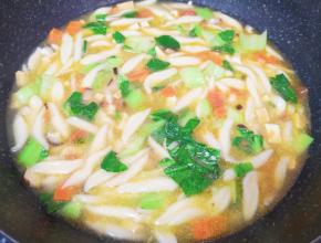 下入青菜煮开关火。