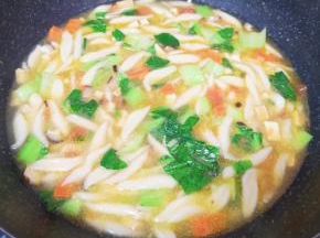 下入青菜煮开关火。