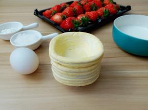 蛋挞皮提前从冷冻室拿出来回温一下。