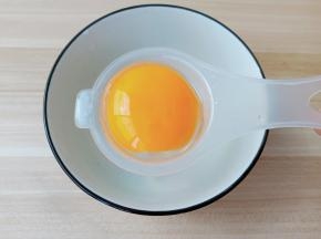 鸡蛋嗑入漏网【只要蛋黄就可以】