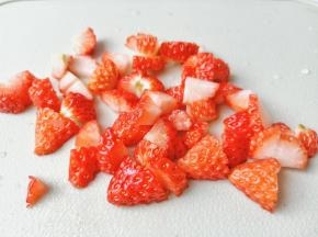 将草莓切小丁。
