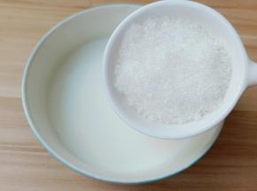 牛奶加入白砂糖。