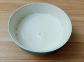 用打蛋器把白砂糖搅拌均匀。