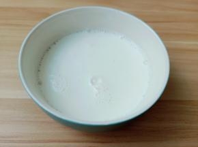 用打蛋器把白砂糖搅拌均匀。