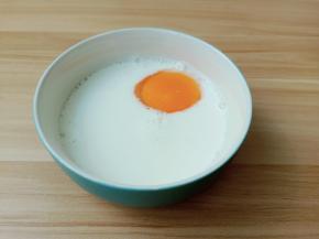 加入一个蛋黄。