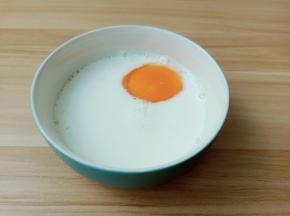 加入一个蛋黄。
