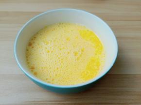 用打蛋器搅拌均匀。