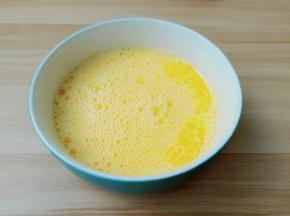 用打蛋器搅拌均匀。