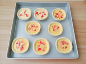 每个蛋挞皮之间留一点缝隙。