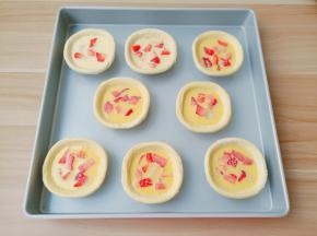 每个蛋挞皮之间留一点缝隙。