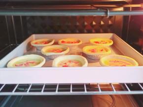 烤箱190度上下火预热，放入蛋挞烤20分钟。